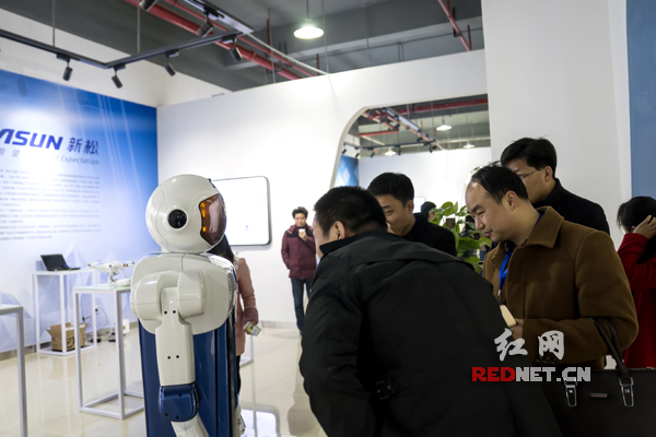 与会人员参观湖南省机器人研发演示中心。